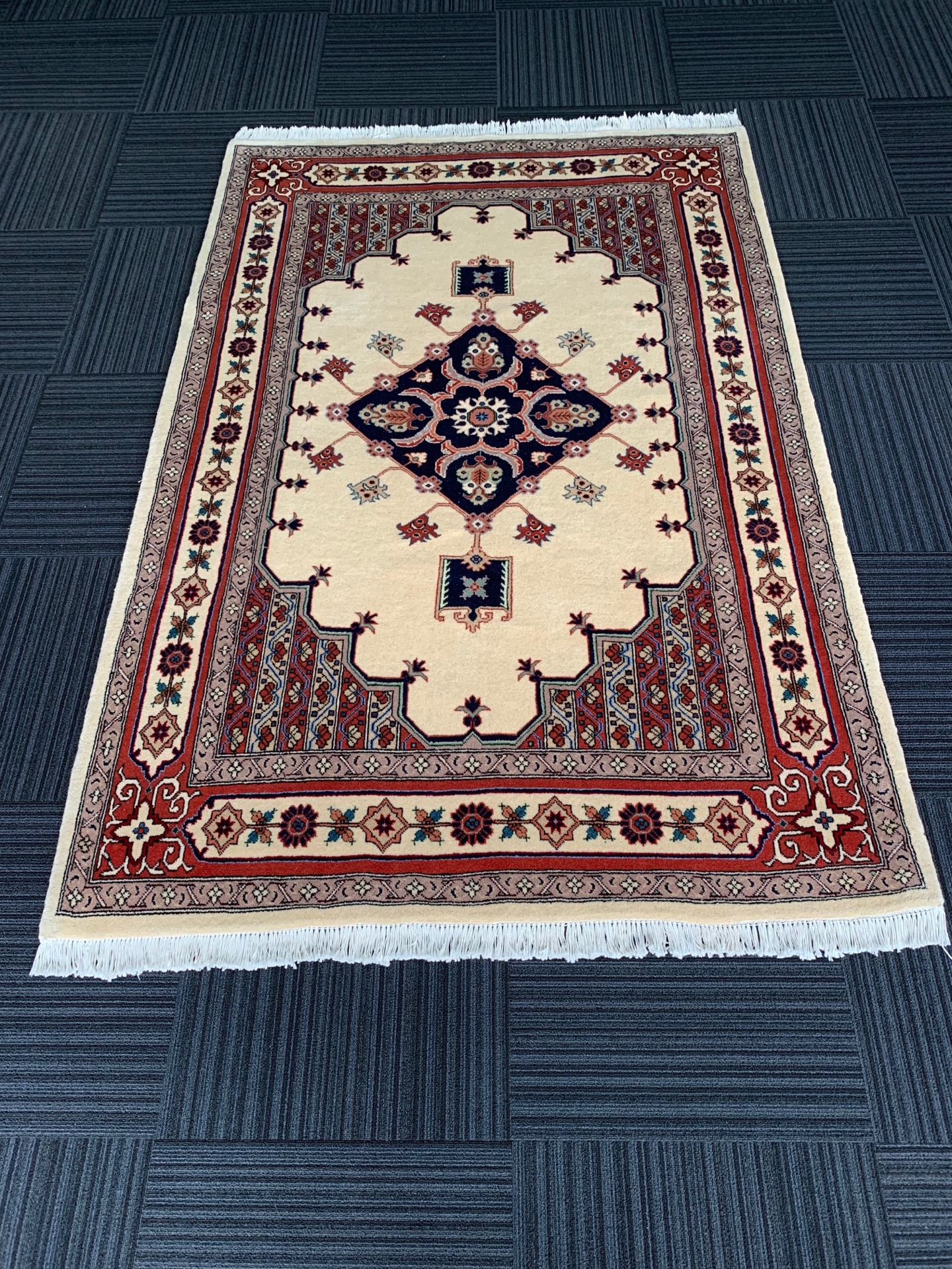 パキスタン絨毯 | じゅうたん売場 ギャンジィー